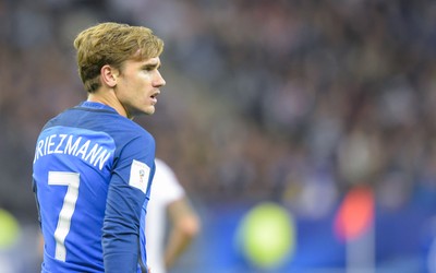 南亚体育热评-久保建英赛后和对手交换球衣致敬